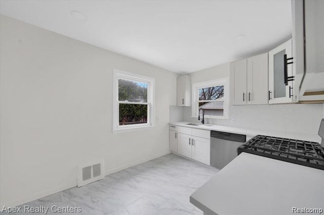 21237 Carlysle Street, Dearborn, MI 48124