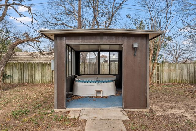 9101 Midway Drive, Woodway, TX 76712