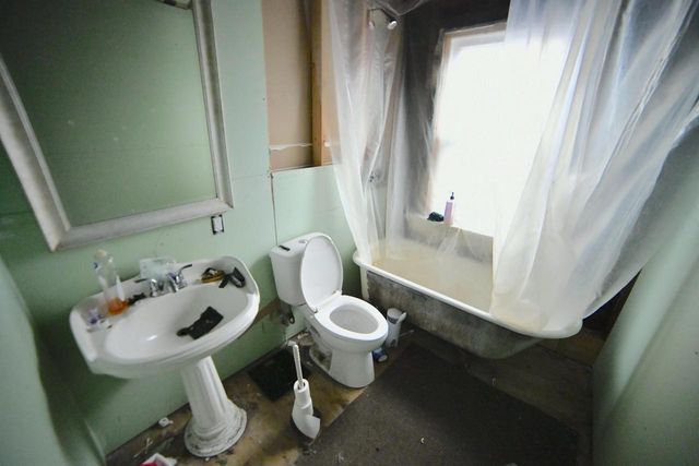 1122 W Wright STREET, Milwaukee, WI 53206