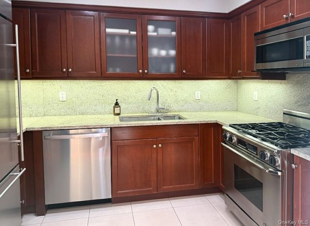 10 City Place PH2C, White Plains, NY 10601