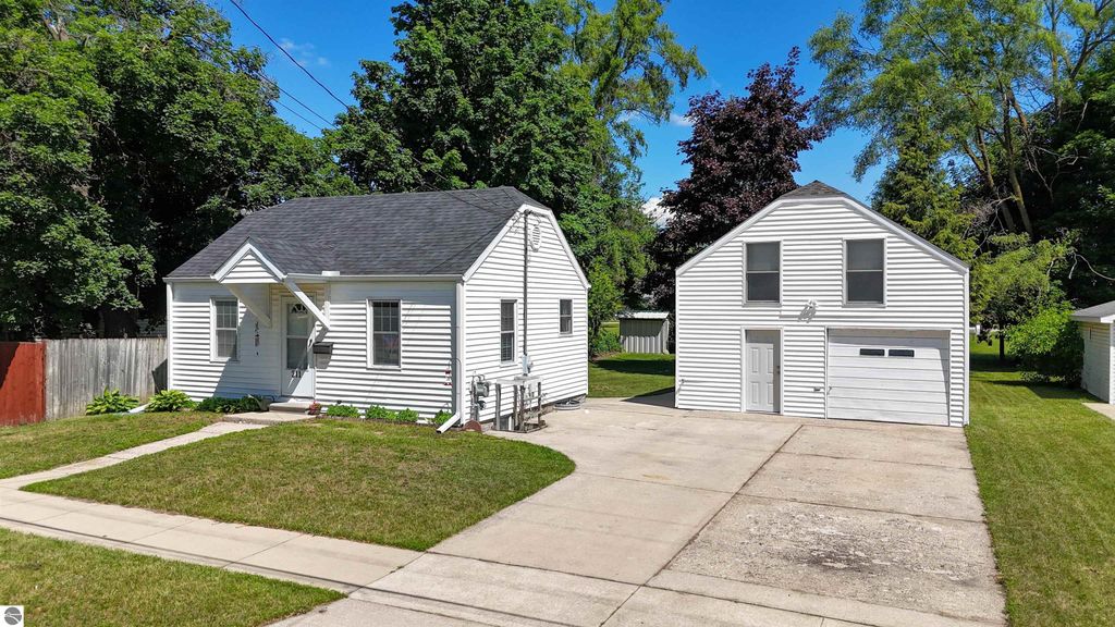 Image 1 of property listing at 211 E Palmer Street, Mt Pleasant, MI 48858