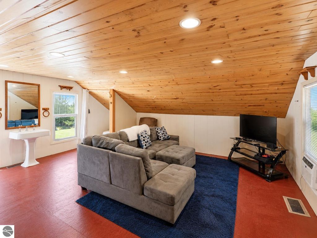 Image 13 of property listing at 211 E Palmer Street, Mt Pleasant, MI 48858