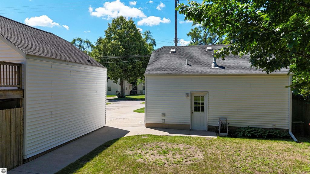 Image 15 of property listing at 211 E Palmer Street, Mt Pleasant, MI 48858