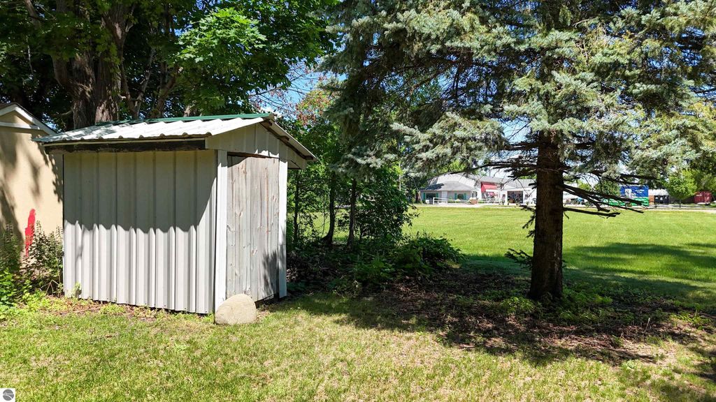 Image 16 of property listing at 211 E Palmer Street, Mt Pleasant, MI 48858