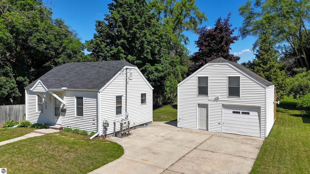 Image 2 of property listing at 211 E Palmer Street, Mt Pleasant, MI 48858