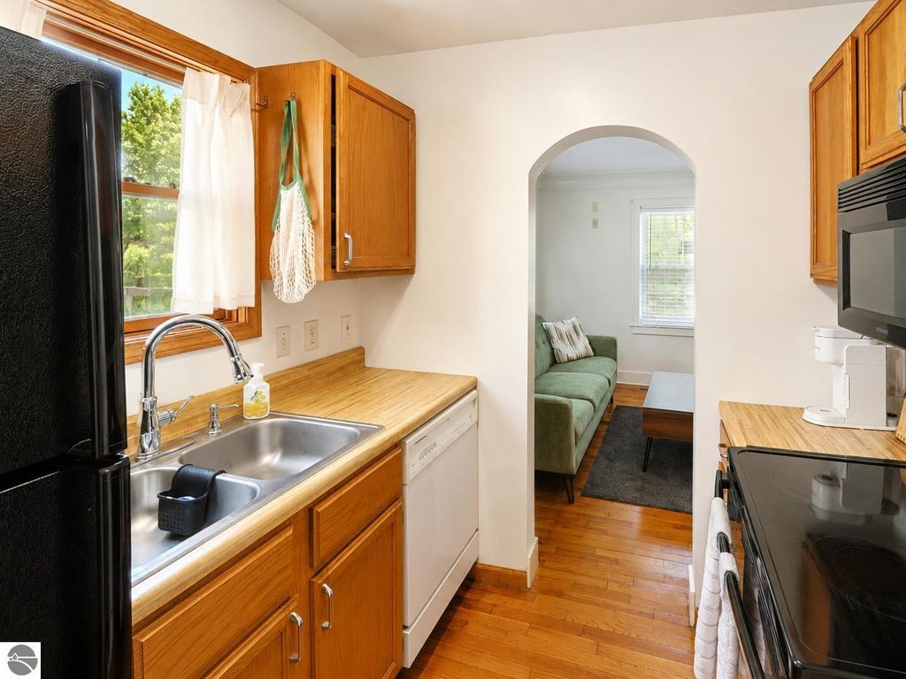 Image 7 of property listing at 211 E Palmer Street, Mt Pleasant, MI 48858