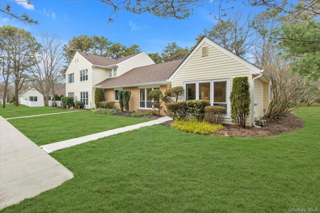 101 Dari Drive, Holbrook, NY 11741