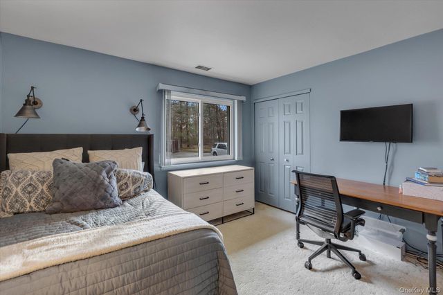 101 Dari Drive, Holbrook, NY 11741