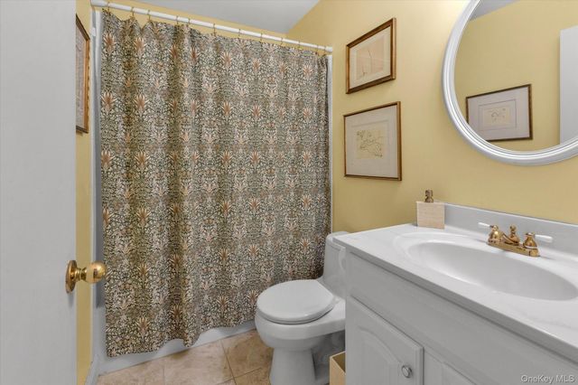 101 Dari Drive, Holbrook, NY 11741