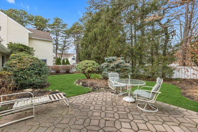 101 Dari Drive, Holbrook, NY 11741