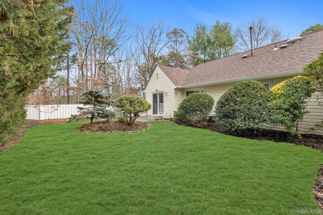 101 Dari Drive, Holbrook, NY 11741