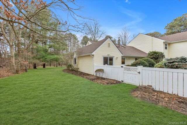 101 Dari Drive, Holbrook, NY 11741