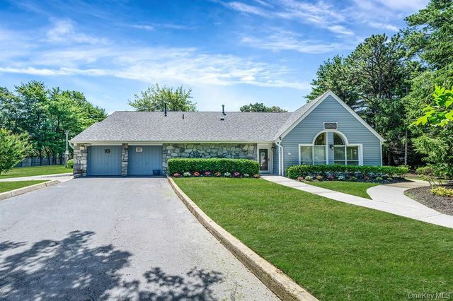 101 Dari Drive, Holbrook, NY 11741