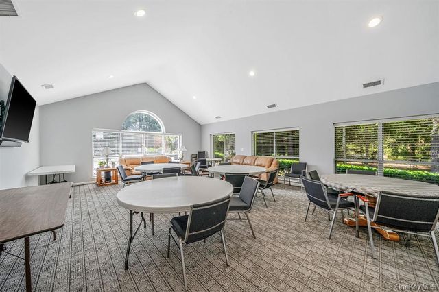 101 Dari Drive, Holbrook, NY 11741