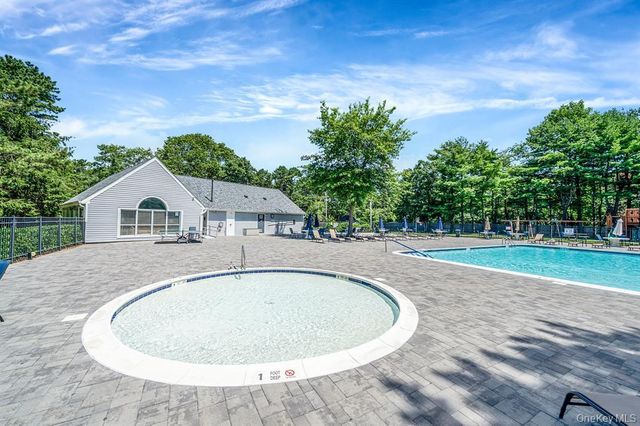 101 Dari Drive, Holbrook, NY 11741