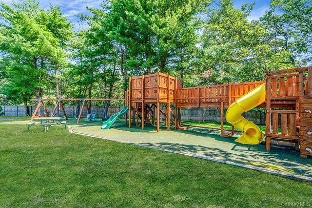 101 Dari Drive, Holbrook, NY 11741