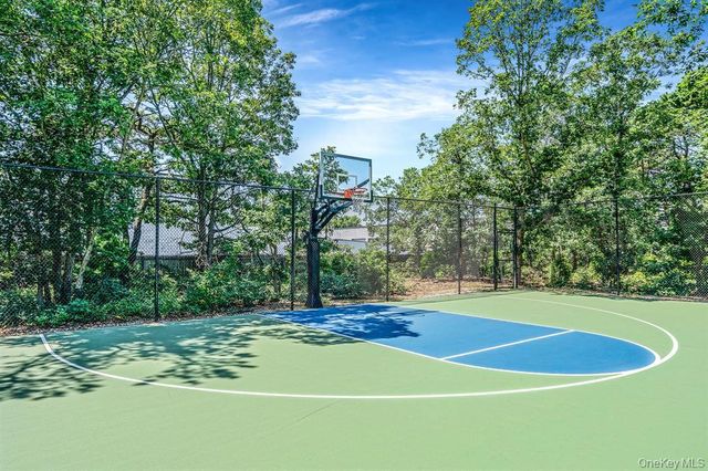 101 Dari Drive, Holbrook, NY 11741