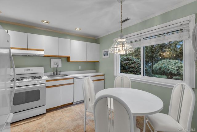 101 Dari Drive, Holbrook, NY 11741