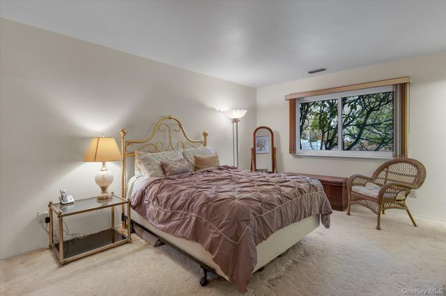 101 Dari Drive, Holbrook, NY 11741