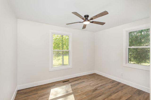 231 S Palmers Chapel Rd, Cottontown, TN 37048