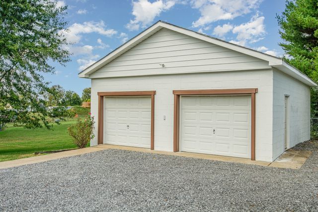 231 S Palmers Chapel Rd, Cottontown, TN 37048