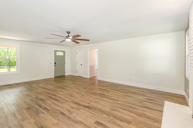 231 S Palmers Chapel Rd, Cottontown, TN 37048