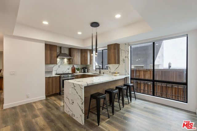 1210 N Kings Road 101, West Hollywood, CA 90069