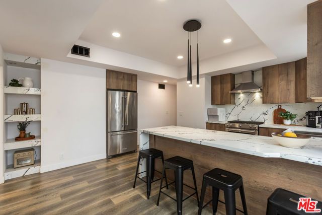 1210 N Kings Road 101, West Hollywood, CA 90069