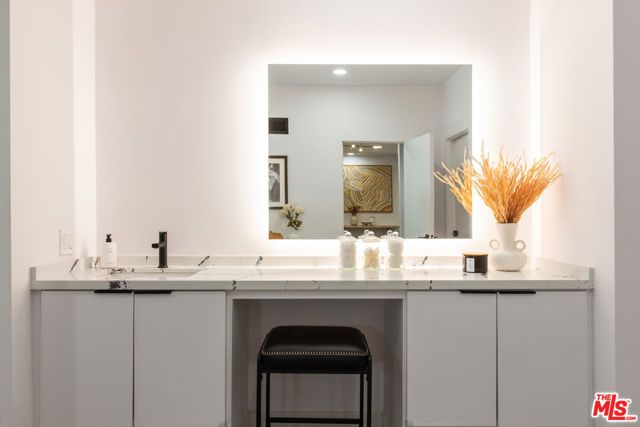 1210 N Kings Road 101, West Hollywood, CA 90069