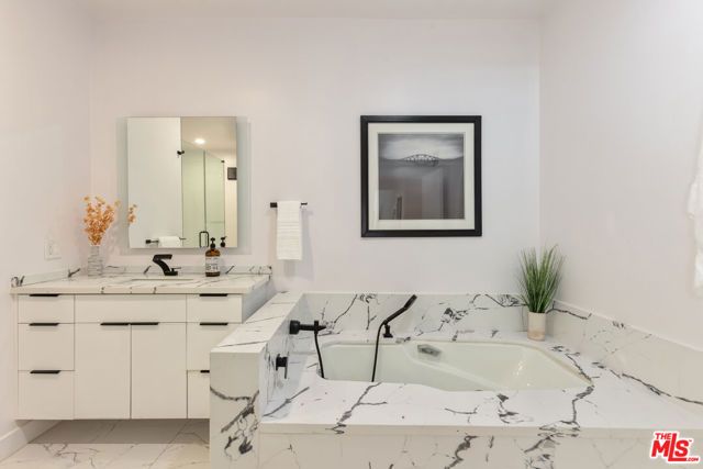 1210 N Kings Road 101, West Hollywood, CA 90069