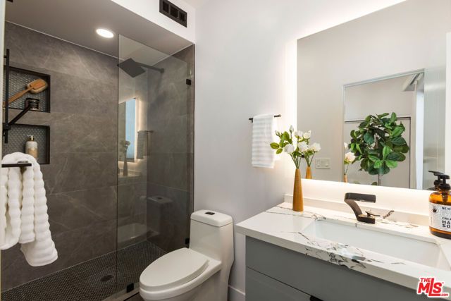 1210 N Kings Road 101, West Hollywood, CA 90069