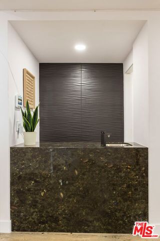 1210 N Kings Road 101, West Hollywood, CA 90069