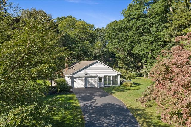 10 New England Drive, Pittsford, NY 14618