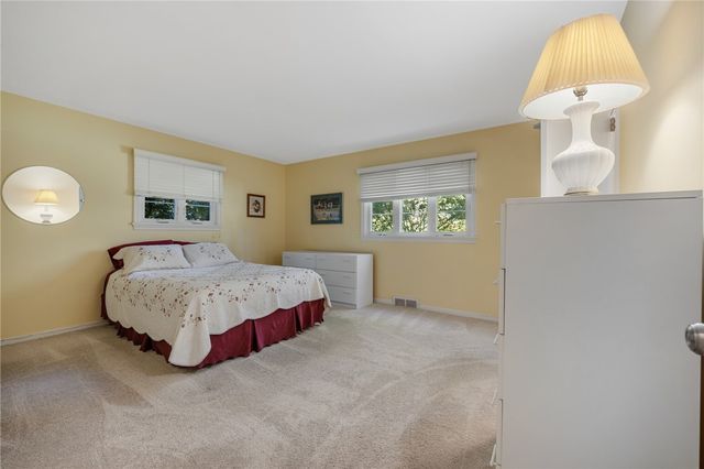 10 New England Drive, Pittsford, NY 14618