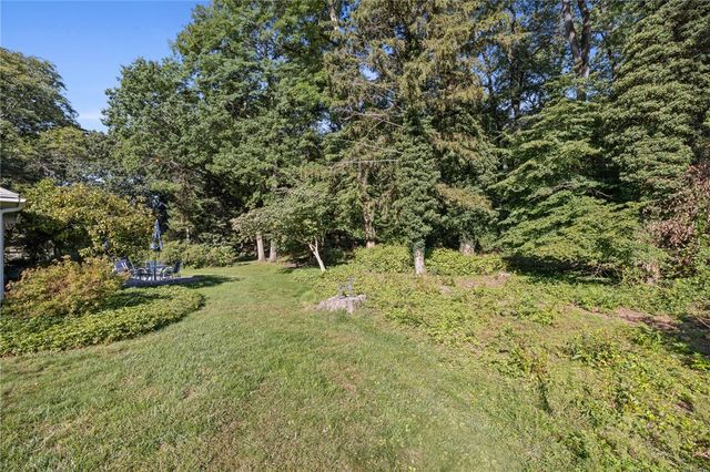 10 New England Drive, Pittsford, NY 14618