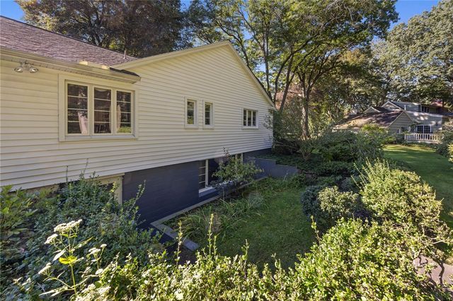 10 New England Drive, Pittsford, NY 14618