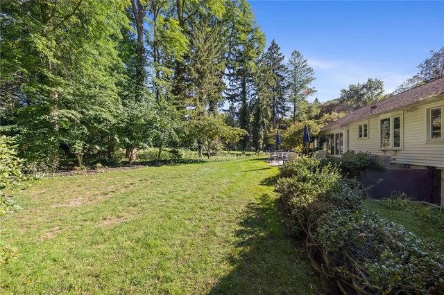 10 New England Drive, Pittsford, NY 14618