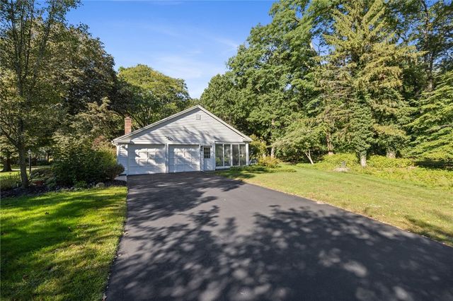 10 New England Drive, Pittsford, NY 14618
