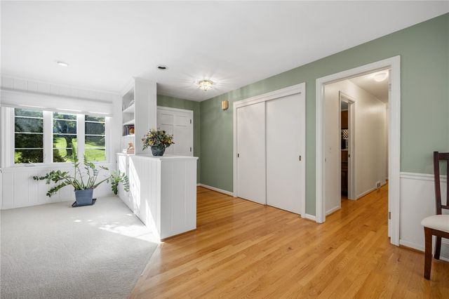 10 New England Drive, Pittsford, NY 14618