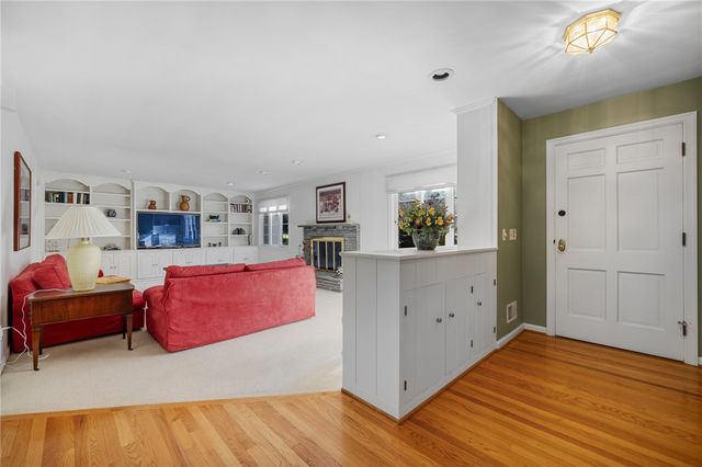 10 New England Drive, Pittsford, NY 14618