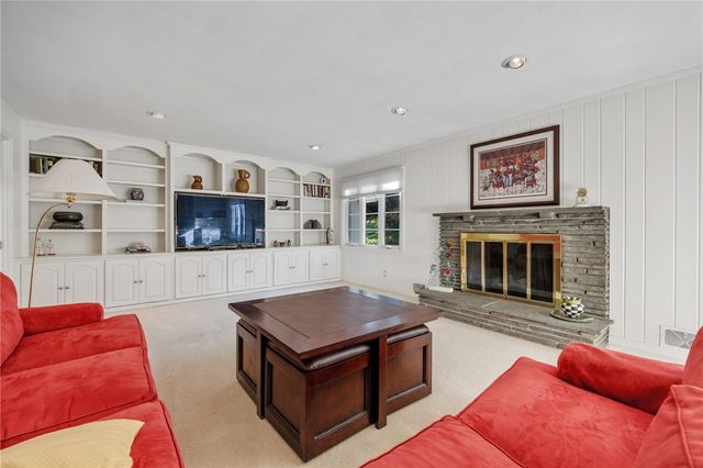 10 New England Drive, Pittsford, NY 14618