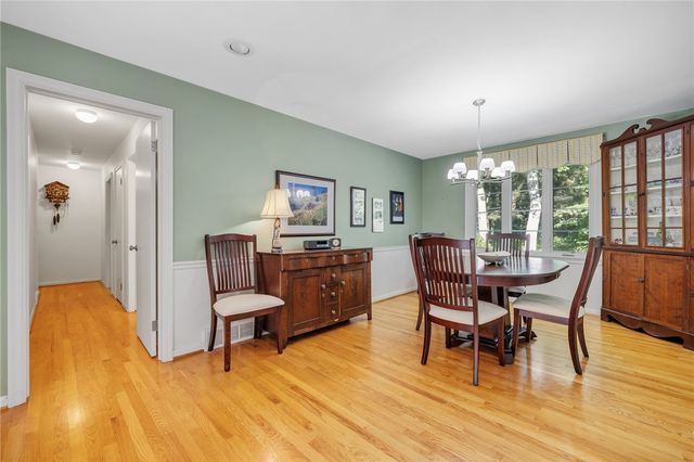 10 New England Drive, Pittsford, NY 14618