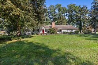 10 New England Drive, Pittsford, NY 14618