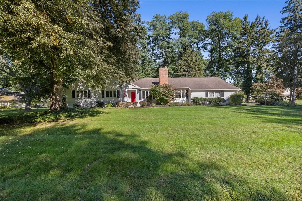 10 New England Drive, Pittsford, NY 14618