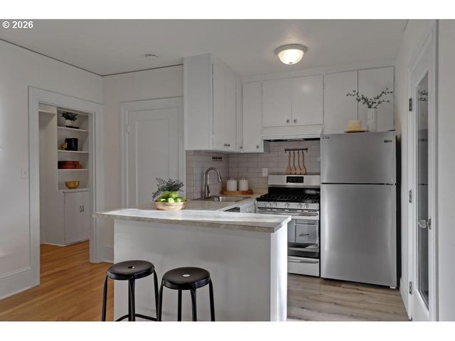 1812 Sw HIGH St, Portland, OR 97201