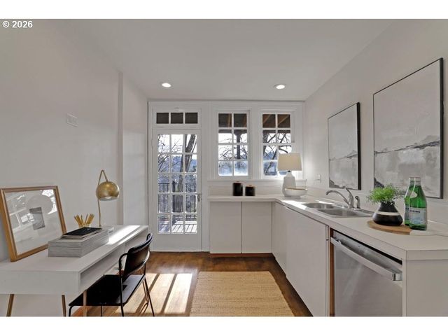 1812 Sw HIGH St, Portland, OR 97201