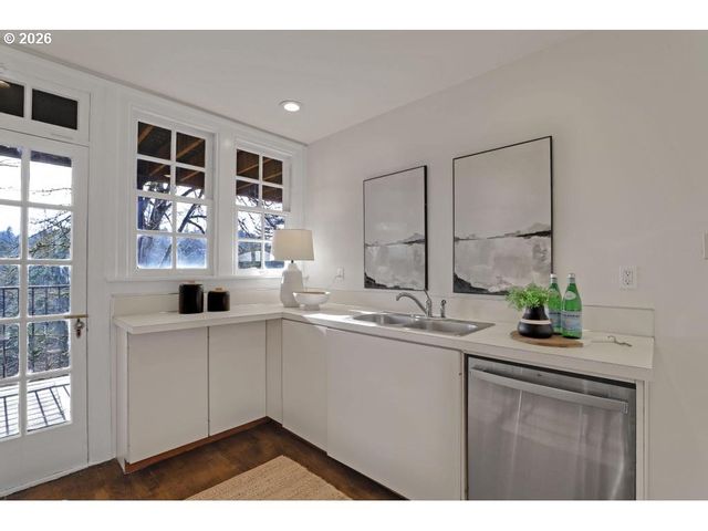 1812 Sw HIGH St, Portland, OR 97201