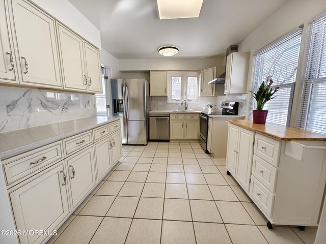 4 Spradley Lane, Middletown, NJ 07748