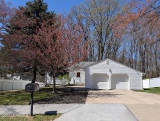 4 Spradley Lane, Middletown, NJ 07748