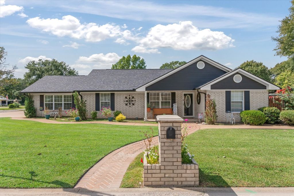 107 Dogwood Place, Van, TX 75790